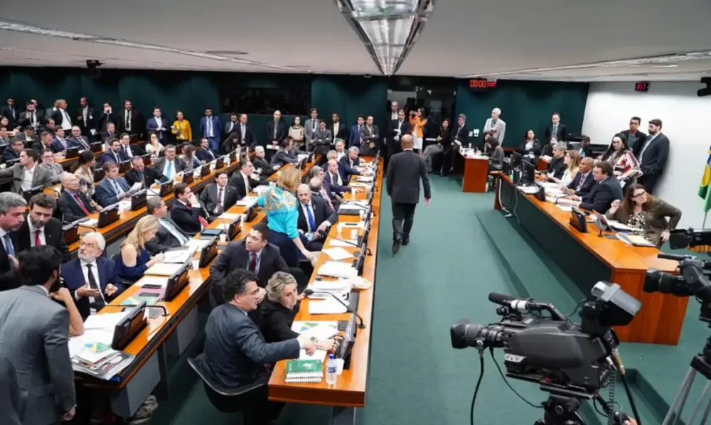 CCJ da Câmara aprova admissibilidade de PEC que reduz maioridade penal para 16 anos
