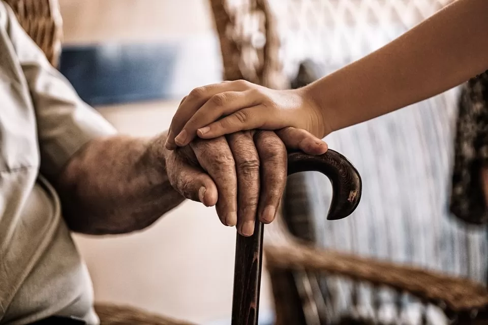 BH passa a exigir placas informando prioridade de atendimento para idosos acima de 80 anos