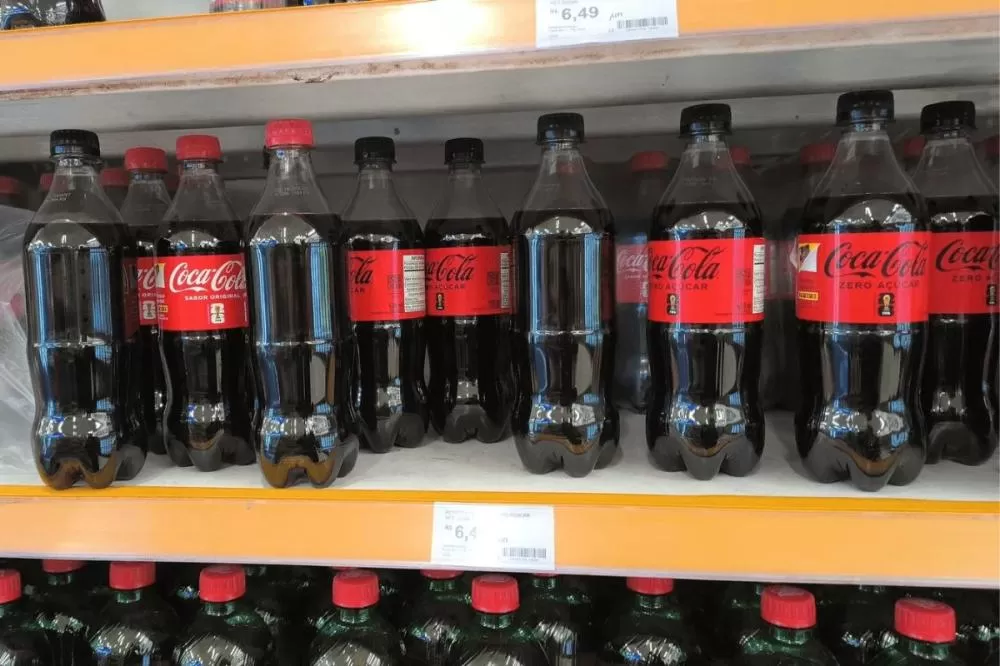 Figurinhas da Copa causam prejuízo e levam Coca-Cola a recolher produtos de supermercados