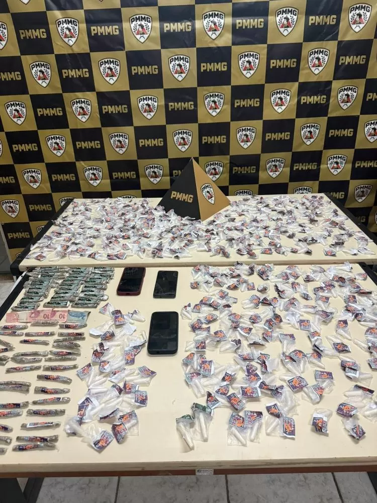 PM apreende mais de 500 pinos de cocaína e prende dois suspeitos em Carangola