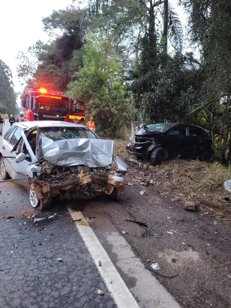 Acidente entre dois carros deixa duas mortes e quatro feridos na BR-265, em Lavras