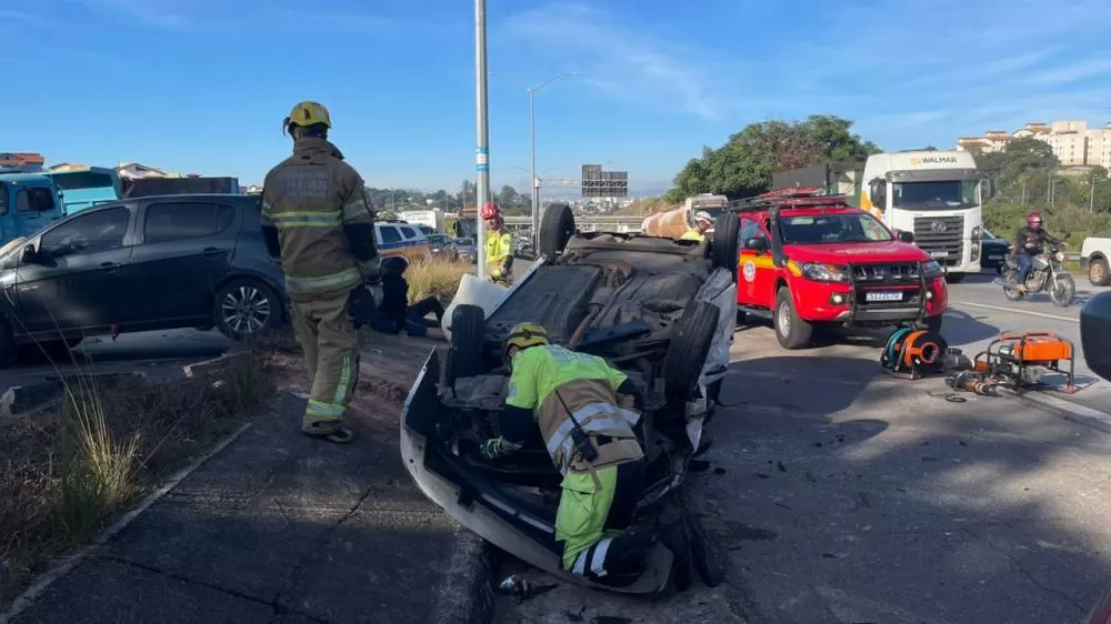 Colisão entre dois veículos termina com capotamento e deixa três feridos na MG-010