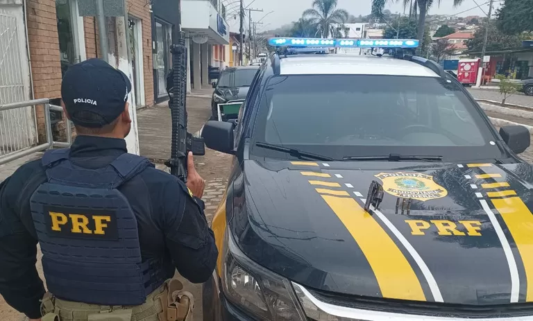 PRF prende três suspeitos e resgata empresário sequestrado na BR-116, em Minas Gerais
