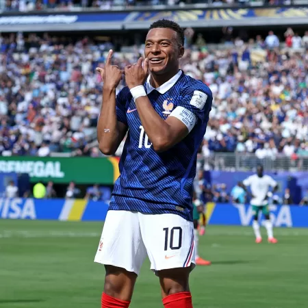 França estreia com vitória sobre Senegal e vê Mbappé brilhar na Copa do Mundo