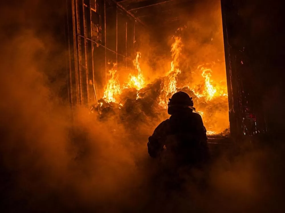 Incêndio destrói carga de caminhão baú na BR-381, em Minas Gerais 