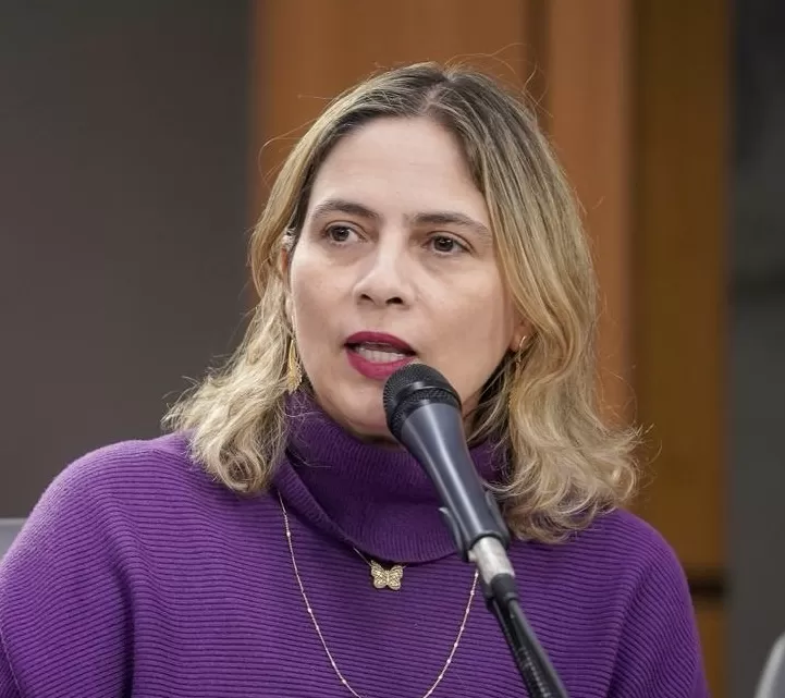 Deputada denuncia ao TCE-MG contratos de R$ 40,7 milhões para kits escolares