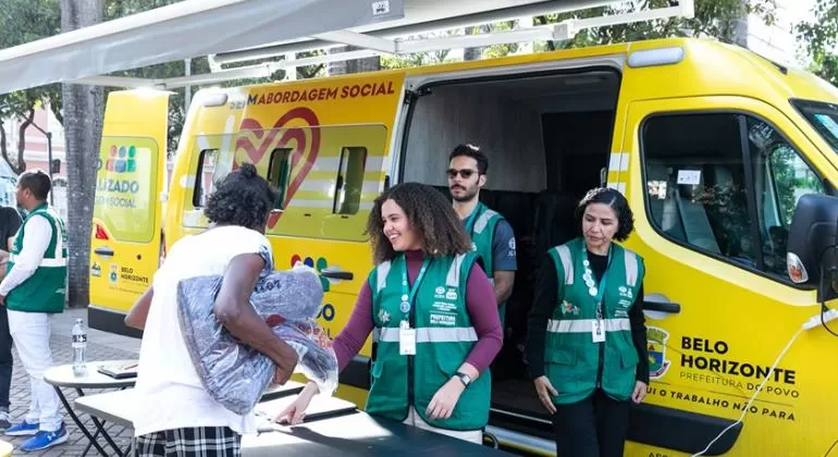 Prefeitura de Belo Horizonte distribui 2 mil cobertores à população em situação de rua para enfrentar nova onda de frio 