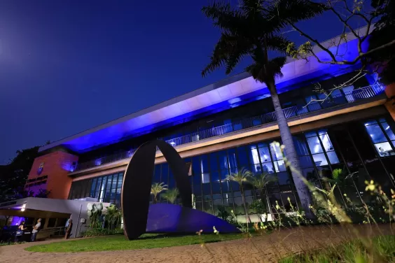 Câmara de BH recebe iluminação azul em conscientização sobre a Esclerose Lateral Amiotrófica
