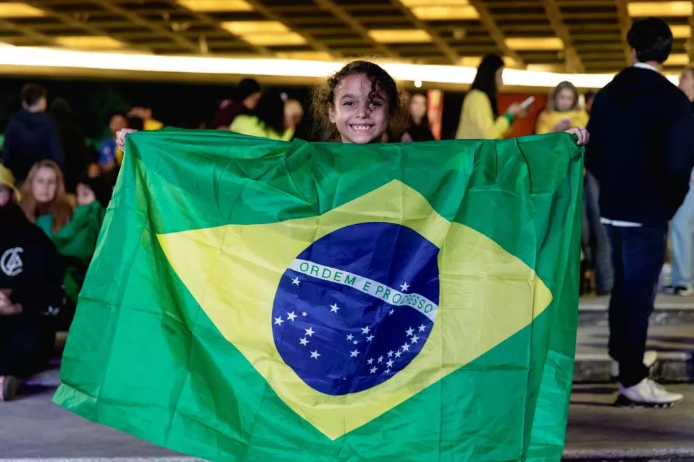 Praça da Copa reúne torcedores para vitória do Brasil e vira palco de celebração em Contagem