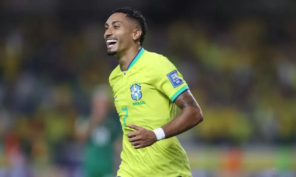 Raphinha sofre lesão muscular e desfalca o Brasil na sequência da Copa do Mundo