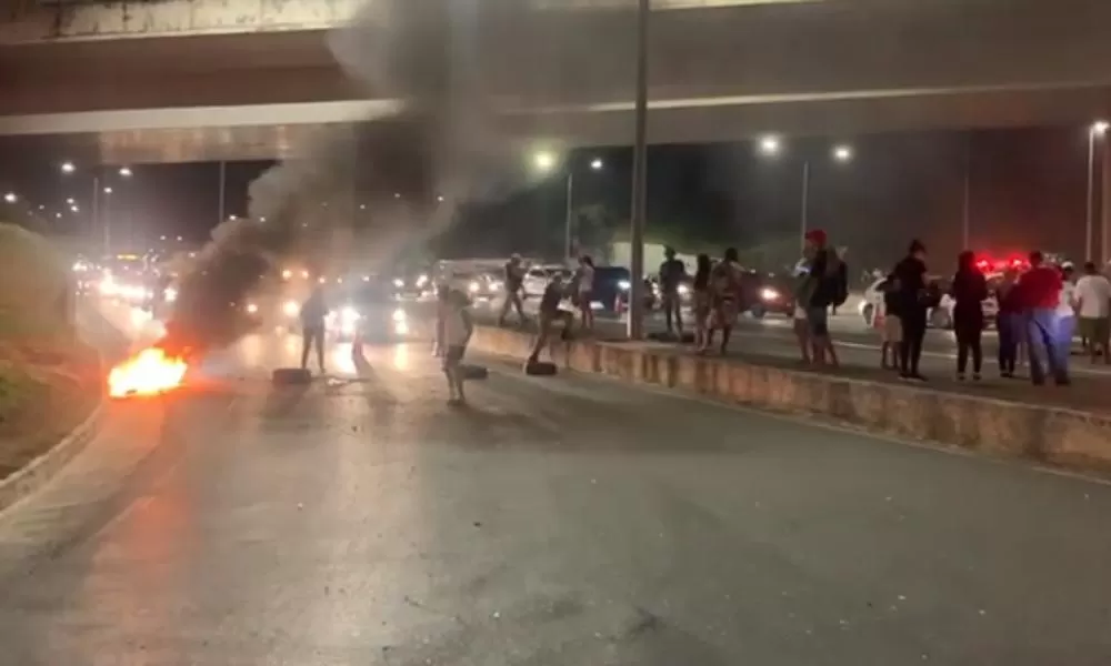 Moradores de Vespasiano fecham rodovia e pedem Justiça pela morte de crianças