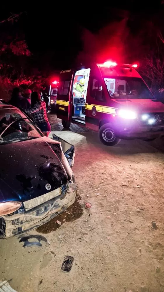 Acidente entre caminhonete e caminhão mobiliza bombeiros e deixa dois feridos no Norte de Minas