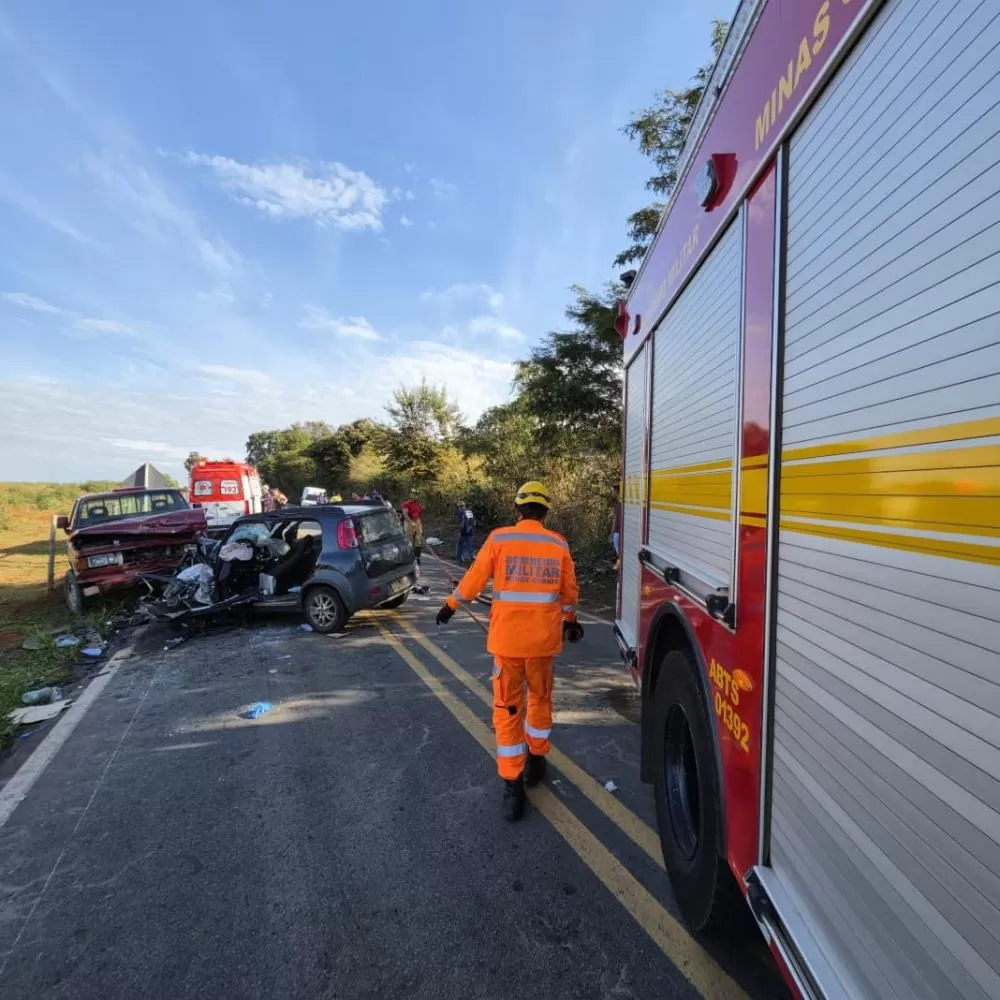 Acidente entre carro e caminhonete deixa motorista preso às ferragens na LMG-818