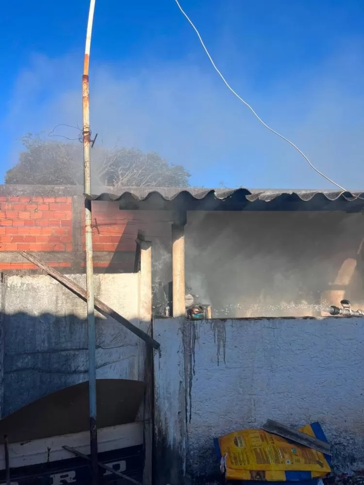 Idoso sofre queimaduras após incêndio provocado por uso de álcool em fogareiro em Minas Gerais