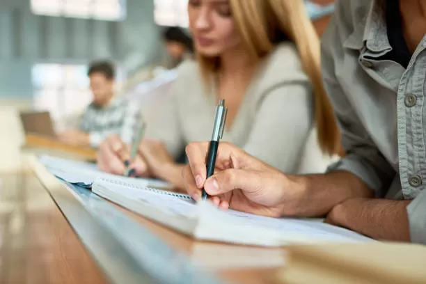 Governo lança Desenrola Adimplentes e cria linha de crédito para ex-alunos do Fies