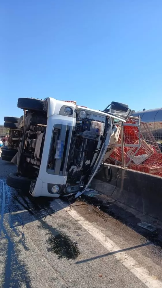 Caminhão tomba na BR-262 e deixa ao menos um morto em Juatuba