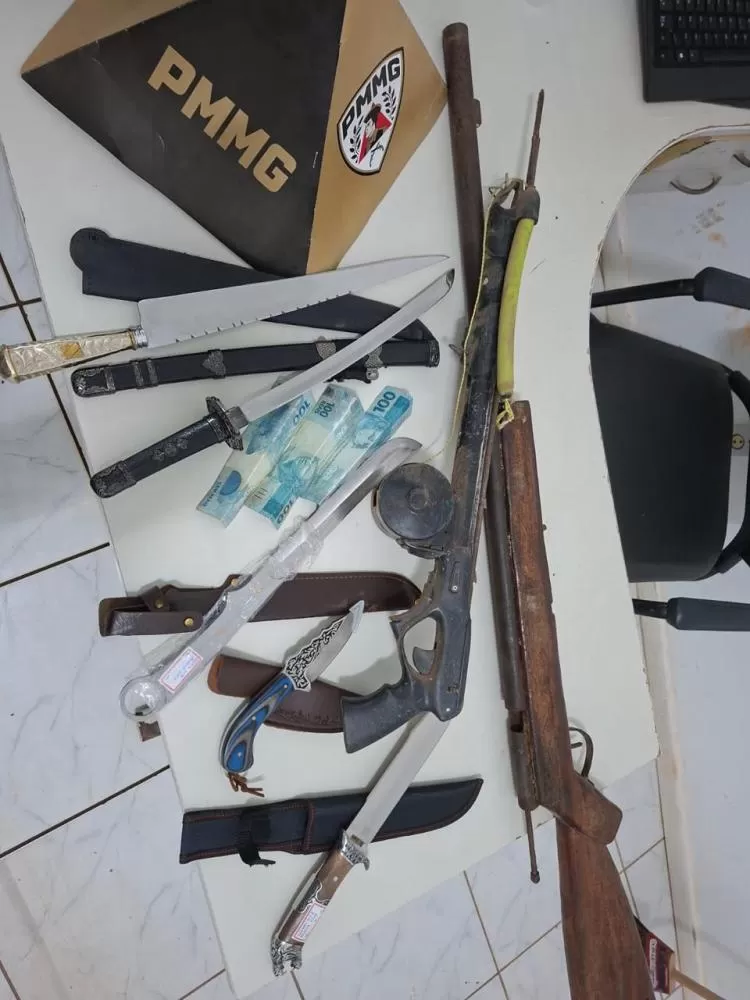 Operação da PMMG flagra maus-tratos, posse ilegal de arma e crimes ambientais em residência