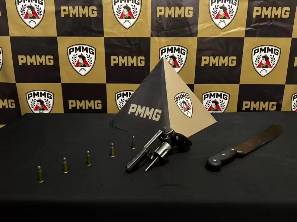 Homem é preso após ameaçar ex-companheira e ser flagrado com arma e facão em MG