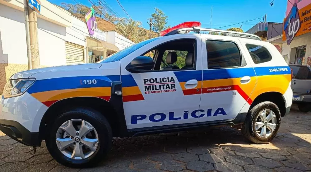 Jovem tenta escapar da PM pelo telhado de casa e acaba preso por tráfico de drogas em MG