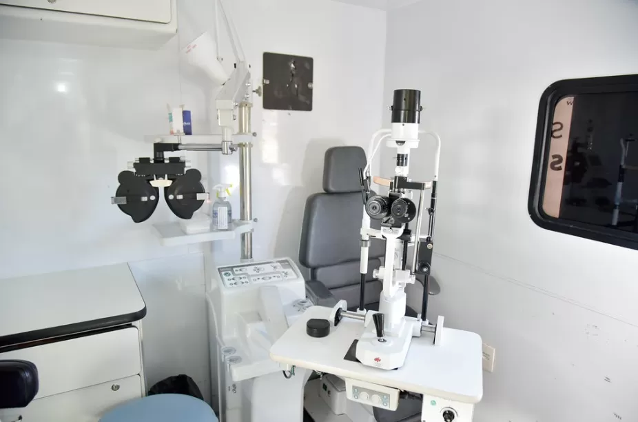 Carreta de oftalmologia realiza mais de 340 cirurgias de catarata e acelera atendimento em Contagem