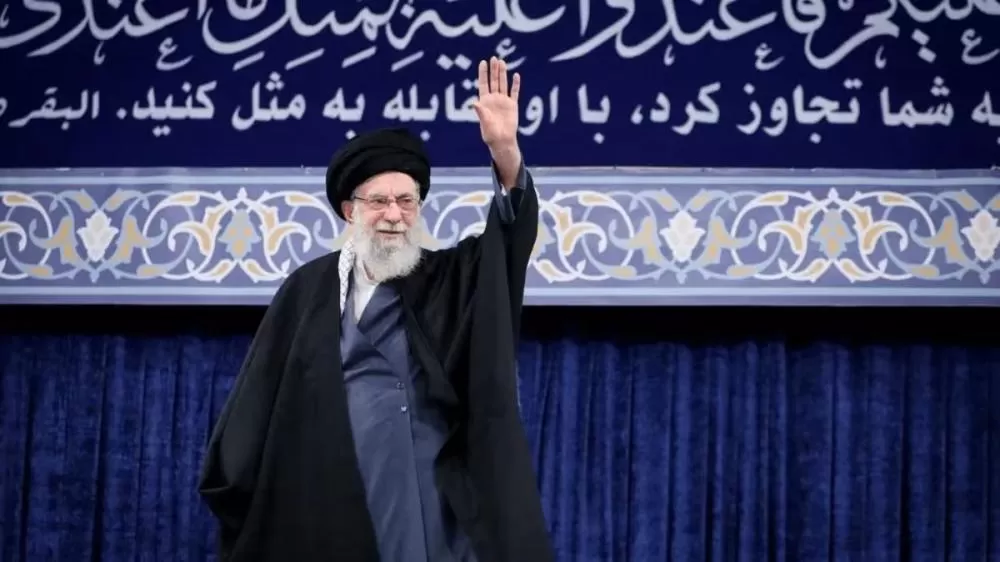Funeral de Ali Khamenei reúne multidão em Teerã e tem pedidos de vingança contra EUA e Israel