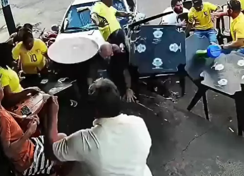 Carro conduzido por adolescente invade calçada minutos antes do jogo do Brasil