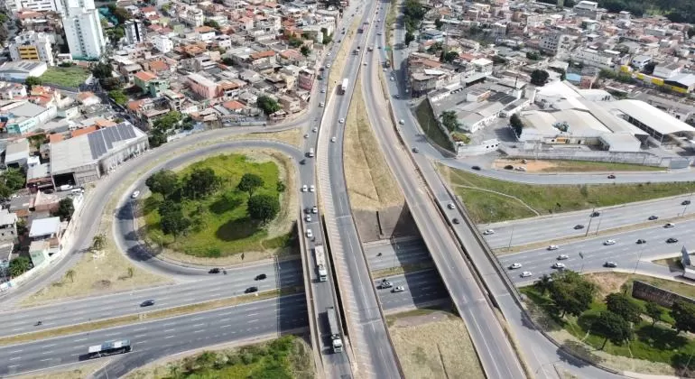 Obra de iluminação altera trânsito no Anel Rodoviário de BH; veja horários e desvios
