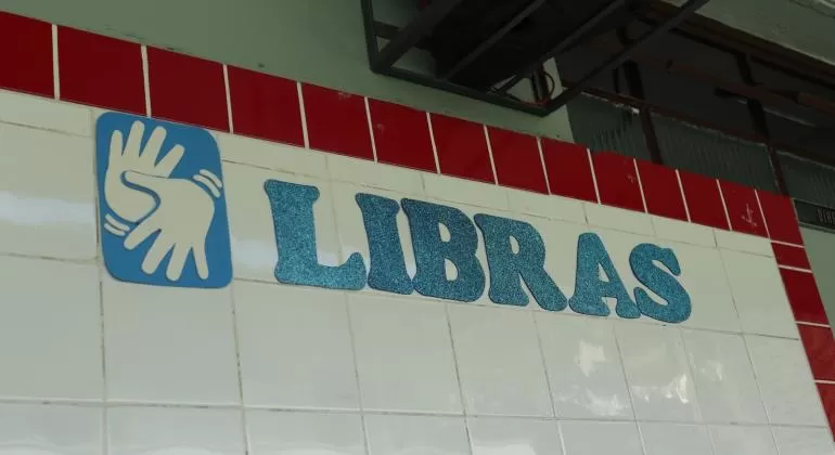 Curso de Libras amplia formação de professores da rede municipal de Belo Horizonte