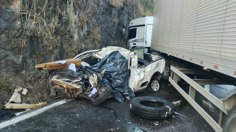 Acidente entre carreta e carro deixa homem morto na BR-381