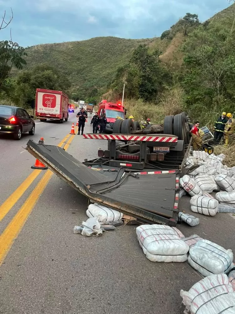 Caminhão tomba e mata dois homens na BR-356, em Mariana