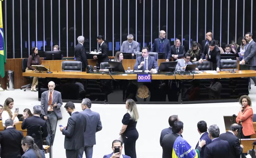 Congresso derruba vetos e volta a proibir 'saidinha' de presos