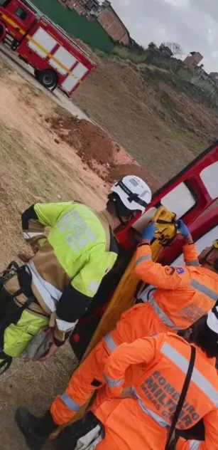 Coveiro cai em cova de quatro metros durante sepultamento e é resgatado pelos bombeiros em Belo Horizonte