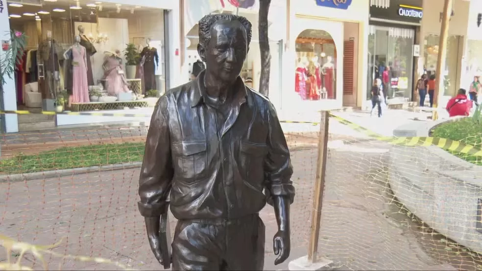 Estátua do escritor Roberto Drummond é restaurada e retorna à Praça da Savassi