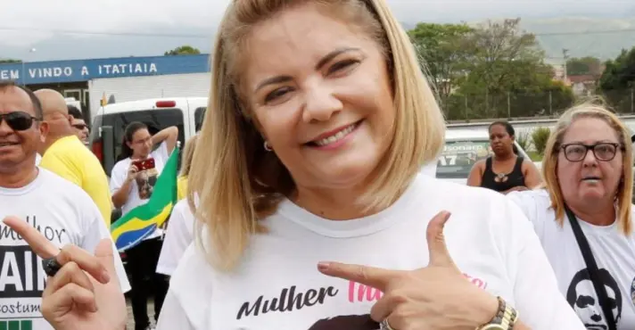 Justiça bloqueia R$ 227 mil em bens de ex-esposa de Bolsonaro por dívida eleitoral