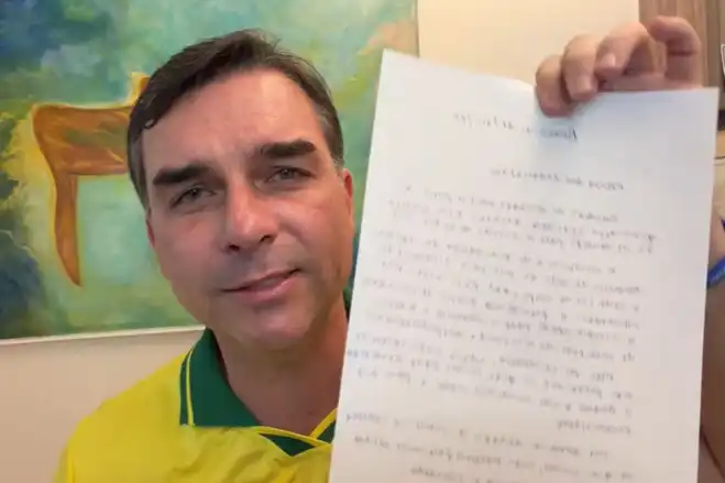 Flávio Bolsonaro divulga carta de Jair com apoio à sua pré-candidatura