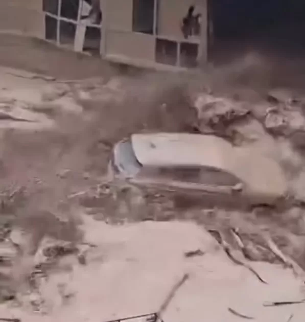 Inundação devasta vila e gera caos na Ásia Central