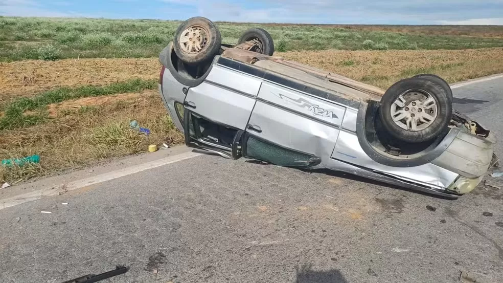 Bebê de um mês morre após carro capotar na BR-265