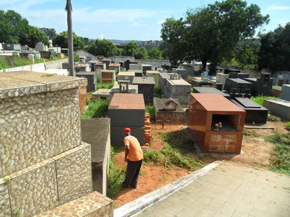 Prefeitura apura denúncia de churrascos e consumo de álcool em cemitério de Divinópolis