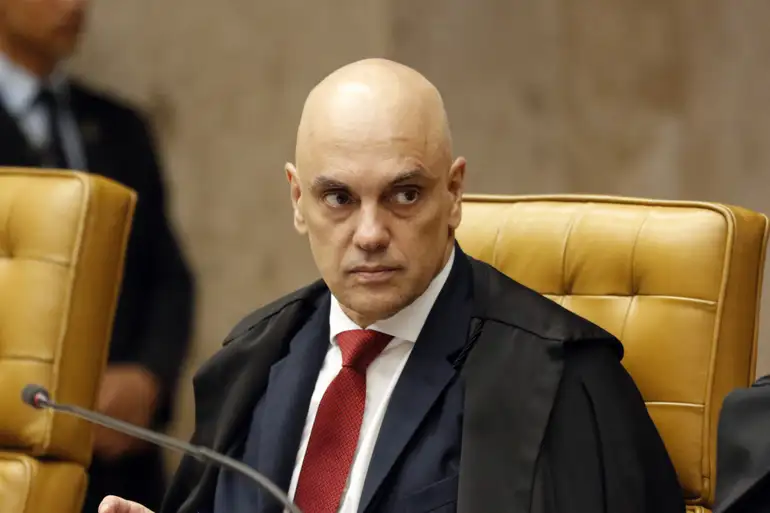 Alexandre de Moraes suspende visitas de Flávio Bolsonaro ao pai, Jair, por 90 dias
