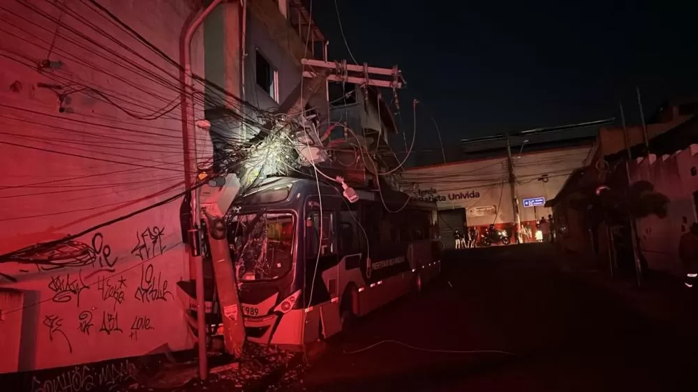 Ônibus com problema mecânico bate em poste e deixa três passageiras feridas em BH