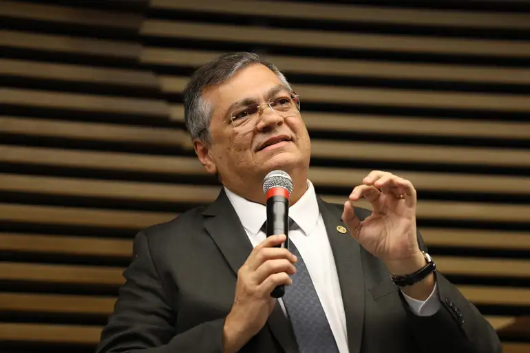 Flávio Dino determina investigação sobre emendas e cobra explicações do Congresso