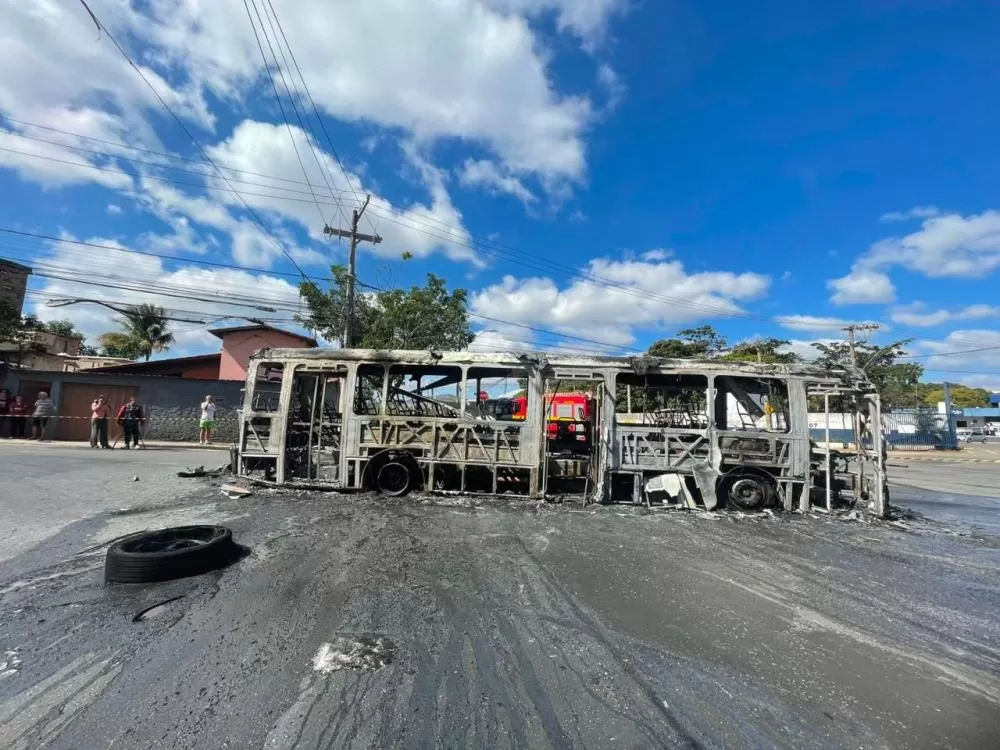 Ônibus pega fogo em bairro da região Leste de Belo Horizonte