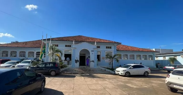 Homem confunde cola instantânea com colírio e vai parar no hospital com olho colado