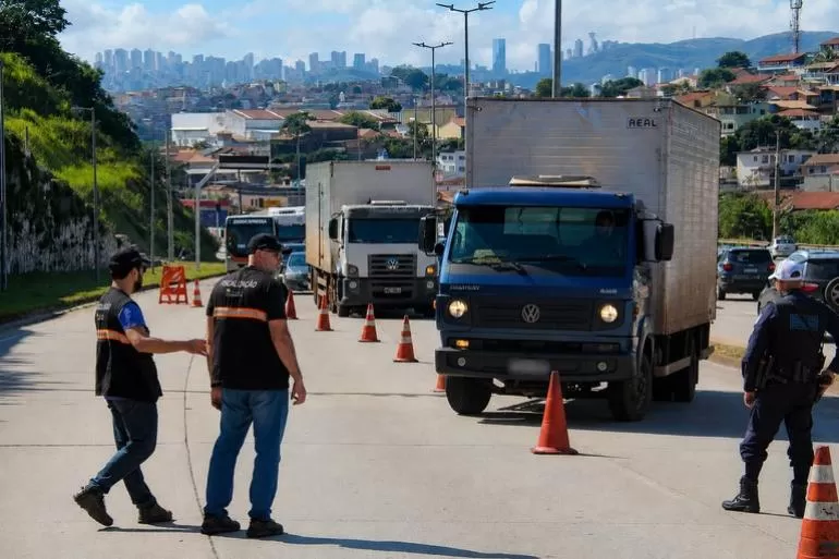 Blitz da Operação Oxigênio reforça fiscalização contra emissão irregular de poluentes em BH