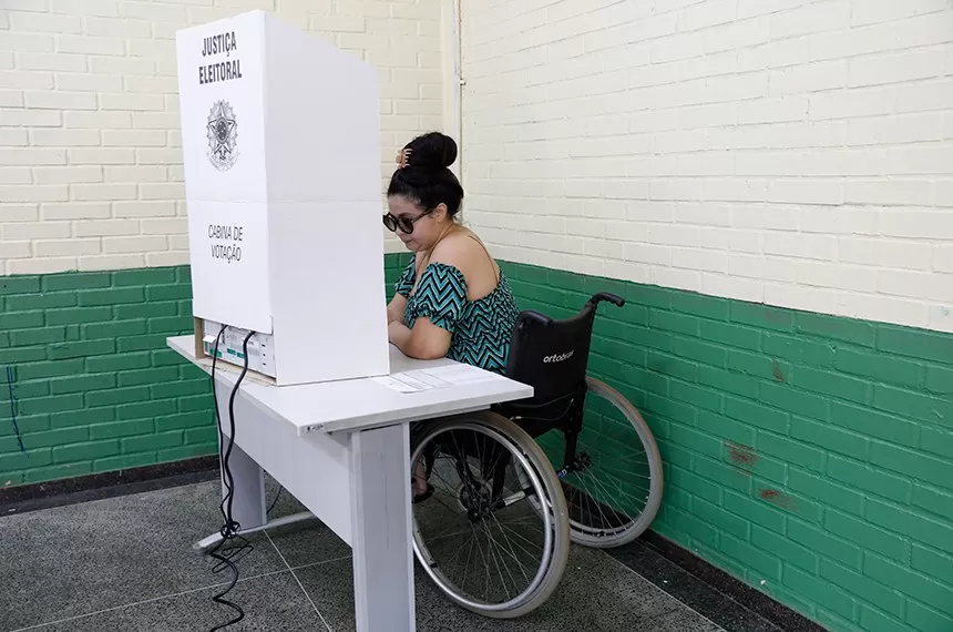 Justiça Eleitoral oferecerá transporte gratuito para eleitores com mobilidade reduzida nas eleições de 2026