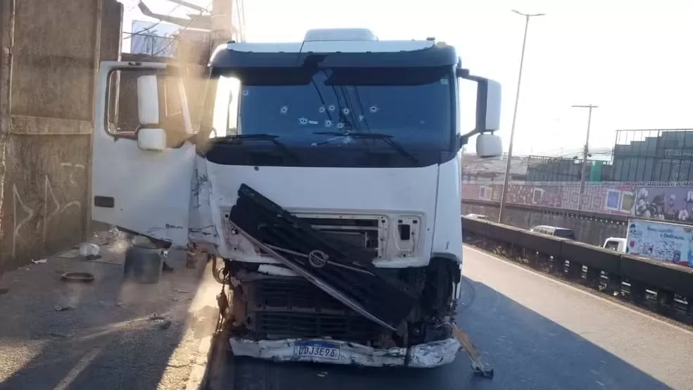 Caminhoneiro atinge carros, ataca policiais e é baleado pela PM em Contagem