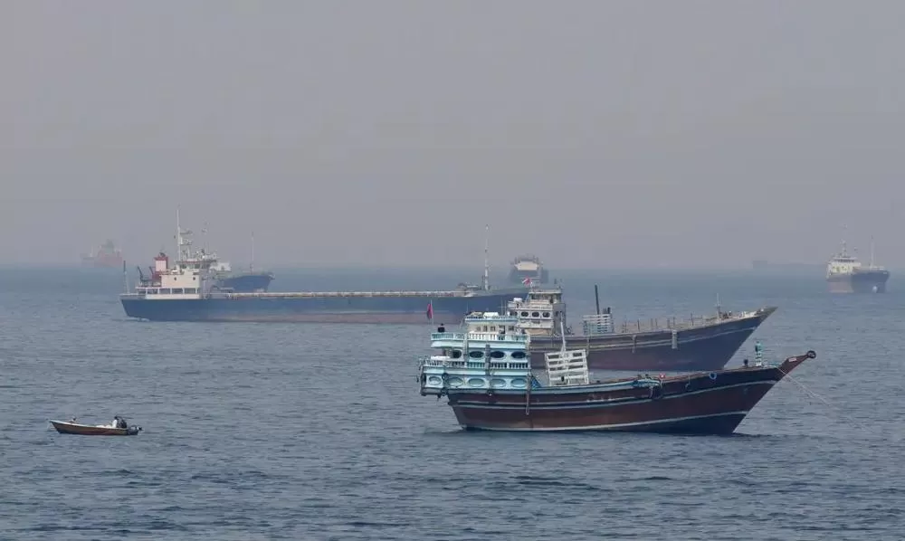 Irã acusa explosão de navios em Ormuz enquanto EUA sustentam ofensiva militar