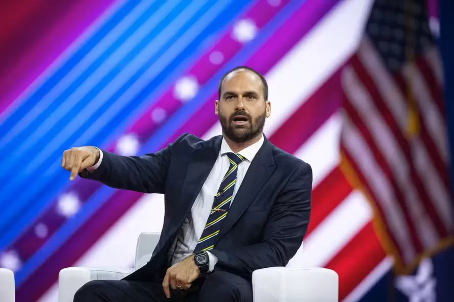 Eduardo Bolsonaro recebe Green Card e poderá morar permanentemente nos Estados Unidos