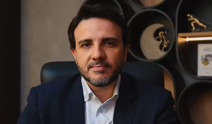Missão oficializa Renan Santos como candidato à Presidência da República