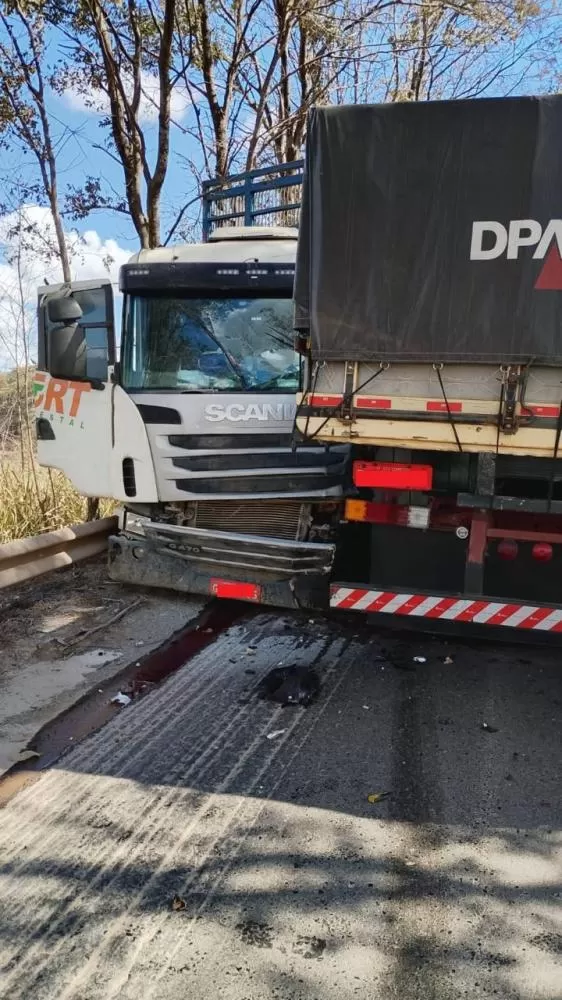 Colisão frontal entre caminhões deixa uma pessoa morta na BR-354, em Calciolândia